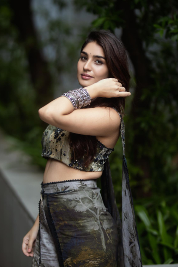 yukti-thareja-05.jpg 8