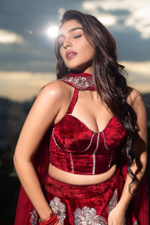 yukti-thareja-06.jpg 3