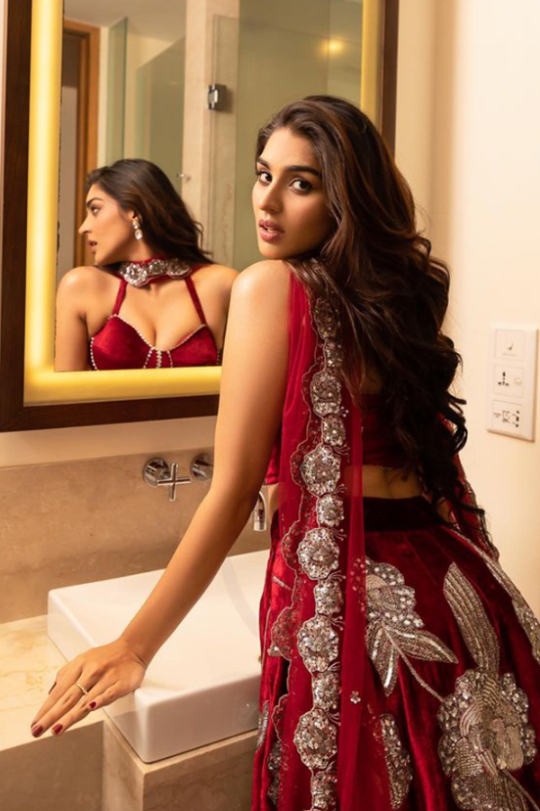 yukti-thareja-08.jpg 7