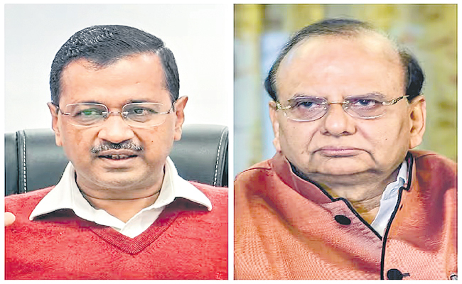 Kejriwal-Saxena.jpg