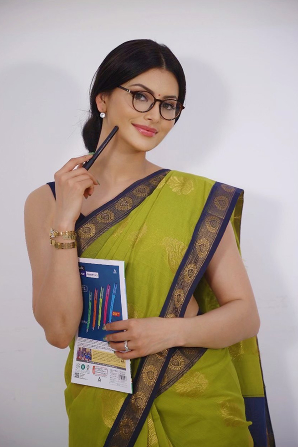 Urvashi-Rautela-08.jpg 9
