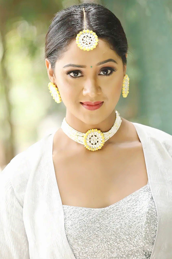 Bigg_20Boss_20beauty_20Keerthy_20Bhatt_20is_20going_20to_20marry_20hero_20Vijay_20Karthik_20Photos_2.jpg 3