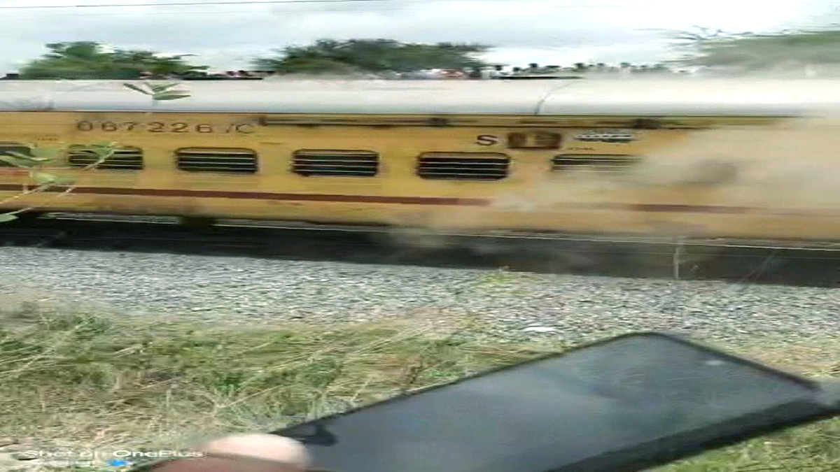Falaknuma_20Express_20train_20catches_20fire_20near_20Hyderabad-10.jpg 10