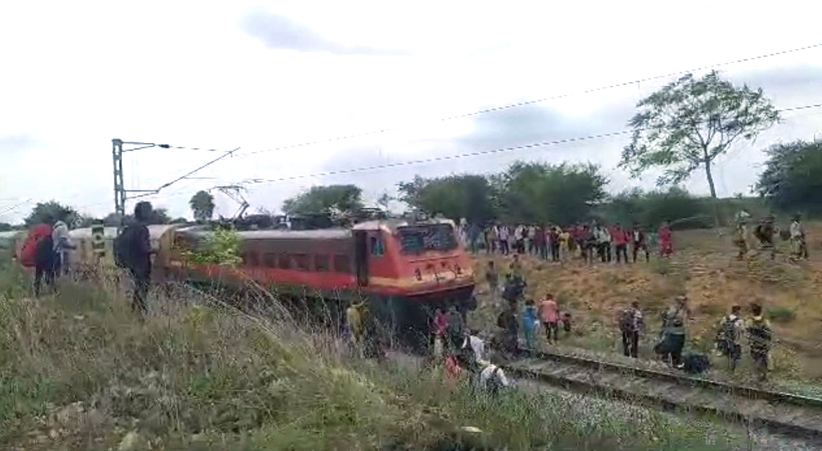 Falaknuma_20Express_20train_20catches_20fire_20near_20Hyderabad-11.jpg 11