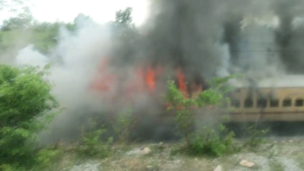 Falaknuma_20Express_20train_20catches_20fire_20near_20Hyderabad-12.jpg 12