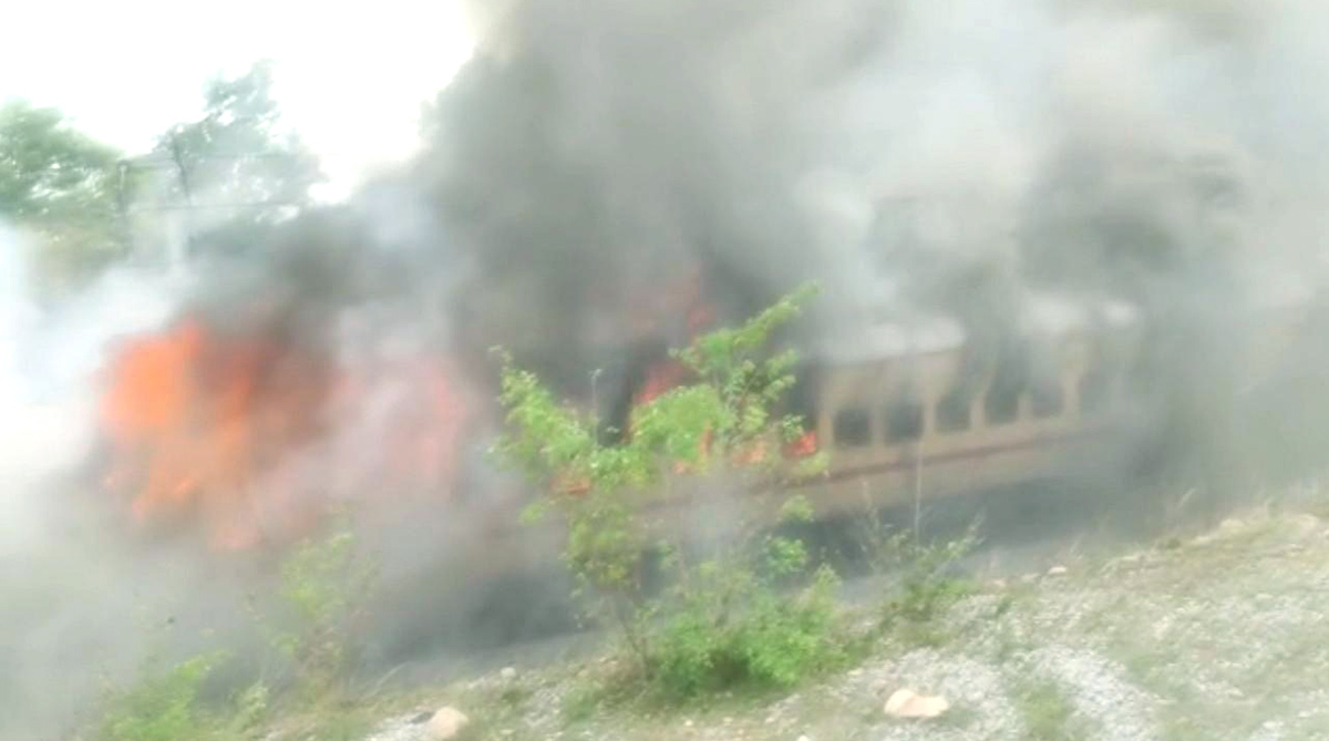 Falaknuma_20Express_20train_20catches_20fire_20near_20Hyderabad-13.jpg 13