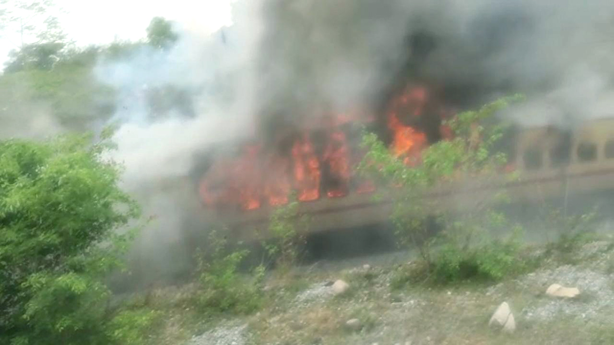 Falaknuma_20Express_20train_20catches_20fire_20near_20Hyderabad-14.jpg 14
