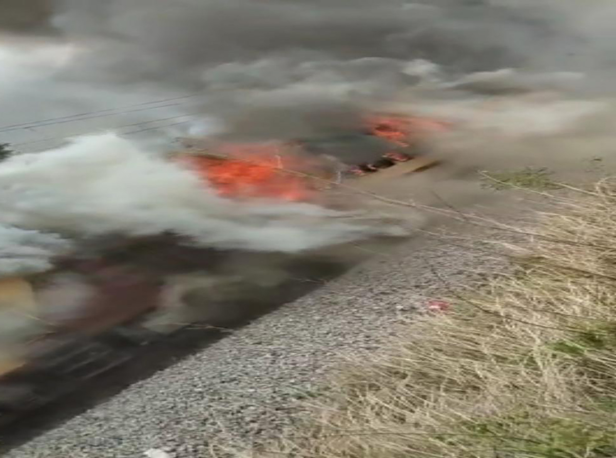 Falaknuma_20Express_20train_20catches_20fire_20near_20Hyderabad-16.jpg 15