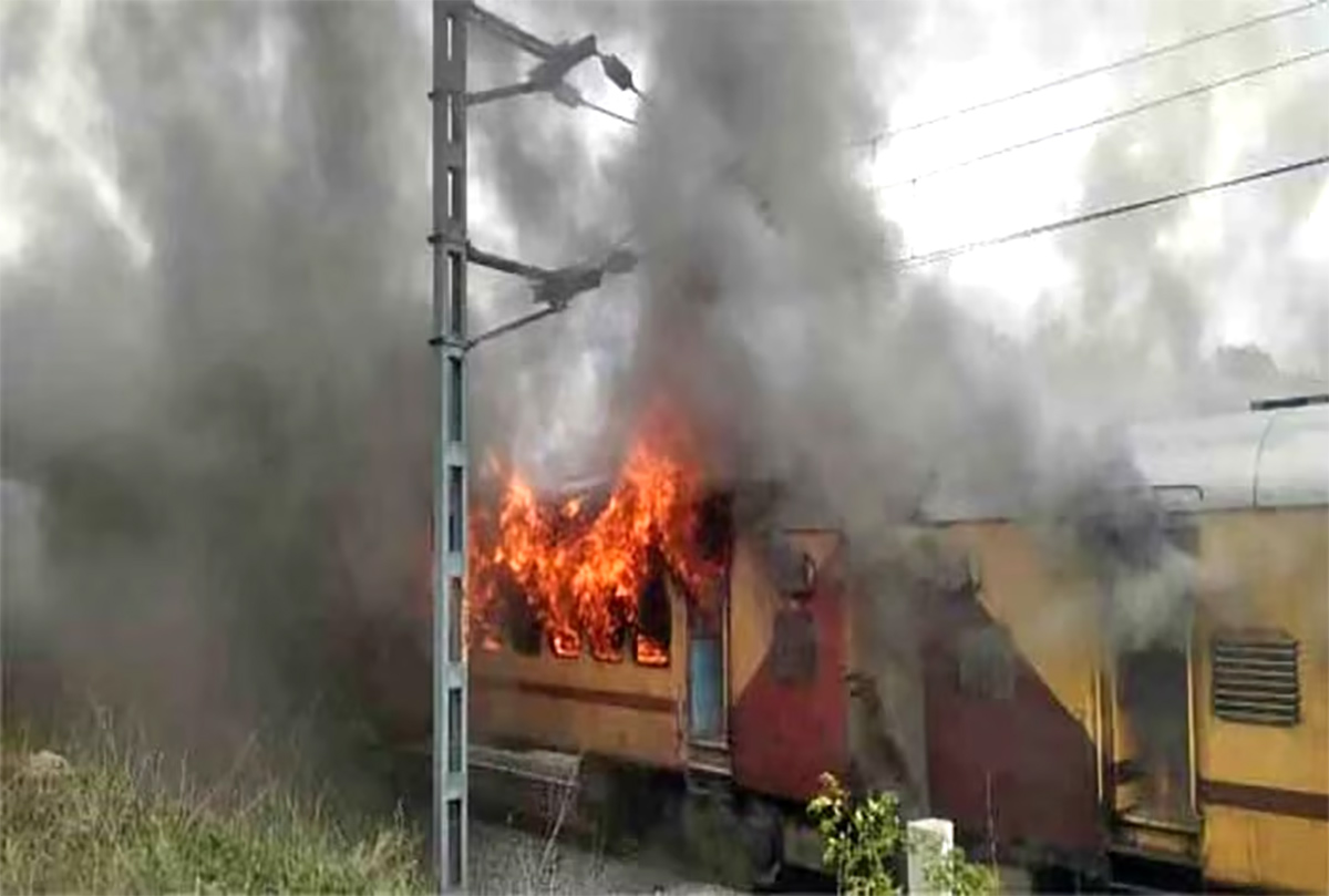 Falaknuma_20Express_20train_20catches_20fire_20near_20Hyderabad-17.jpg 16