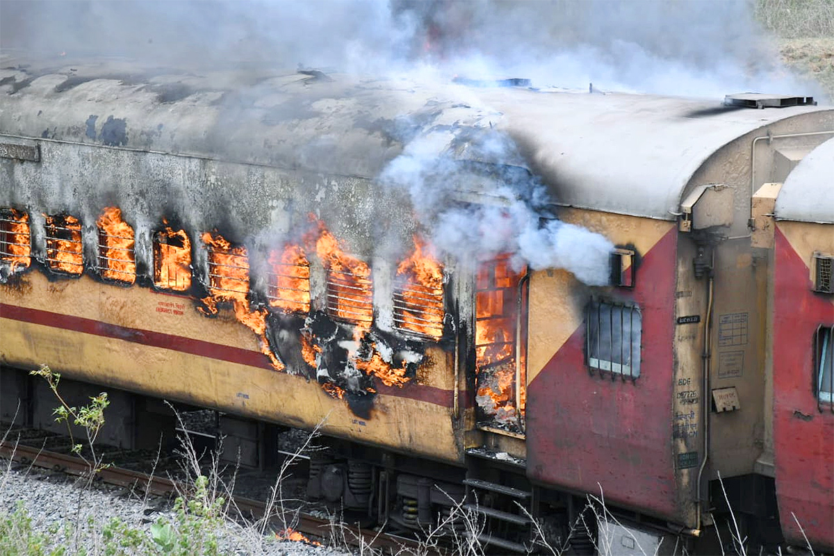 Falaknuma_20Express_20train_20catches_20fire_20near_20Hyderabad-2.jpg 2