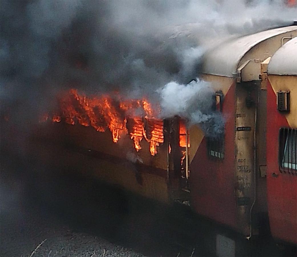 Falaknuma_20Express_20train_20catches_20fire_20near_20Hyderabad-3.jpg 3