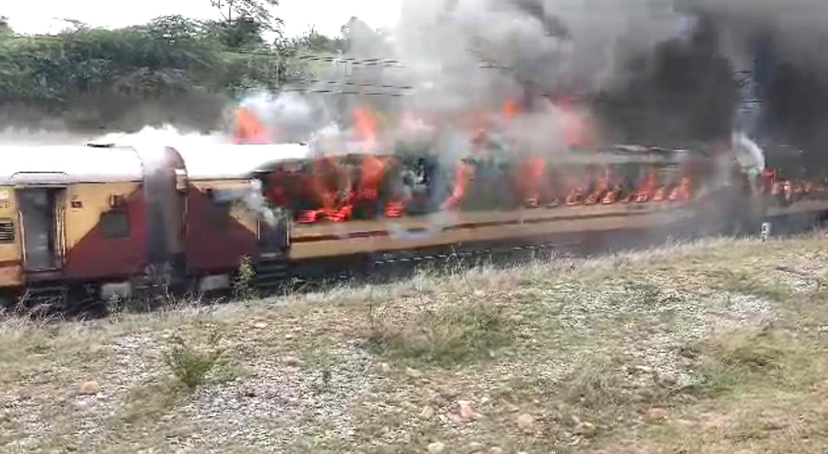 Falaknuma_20Express_20train_20catches_20fire_20near_20Hyderabad-5.jpg 5