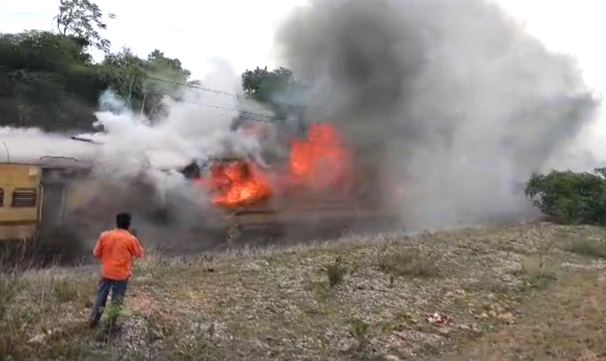Falaknuma_20Express_20train_20catches_20fire_20near_20Hyderabad-6.jpg 6