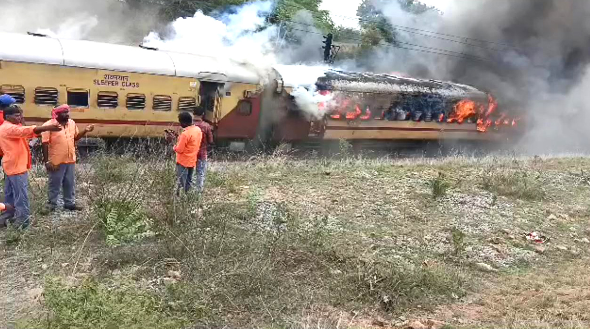 Falaknuma_20Express_20train_20catches_20fire_20near_20Hyderabad-7.jpg 7