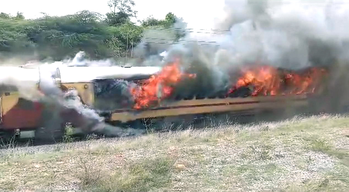 Falaknuma_20Express_20train_20catches_20fire_20near_20Hyderabad-8.jpg 8