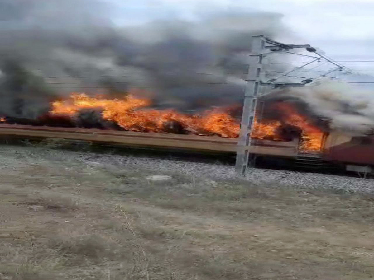 Falaknuma_20Express_20train_20catches_20fire_20near_20Hyderabad-9.jpg 9