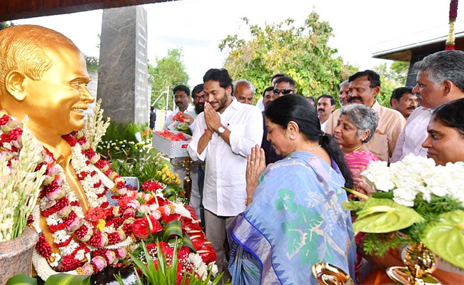 AP_20CM_20YS_20Jagan_20Pays_20Tributes_20To_20Dr_20YSR_20at_20YSR_20Ghat_20Photos_4.jpg 5