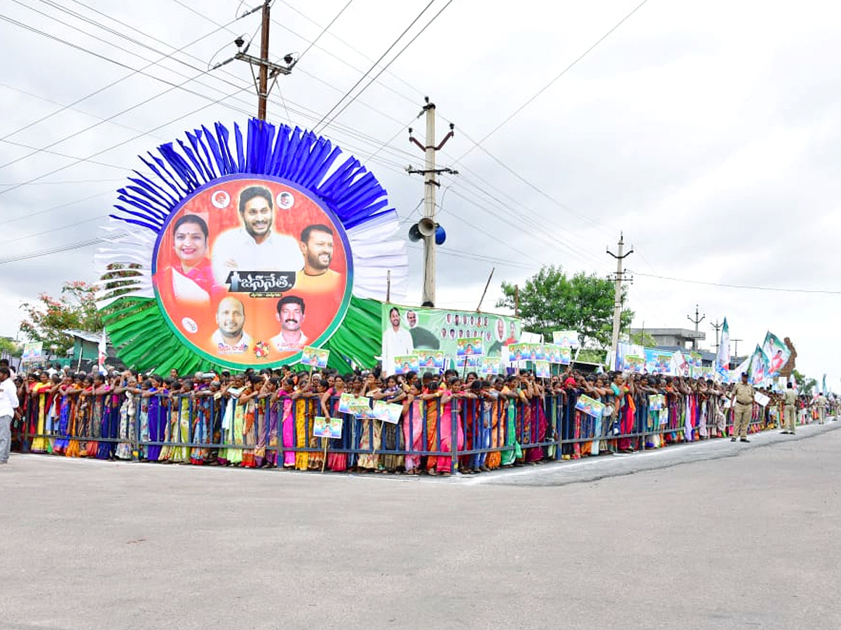 CM_20Jagan_20Convoy_20Receives_20Grand_20Welcome_20at_20Kalyandurg_20Photos_11.jpg 12