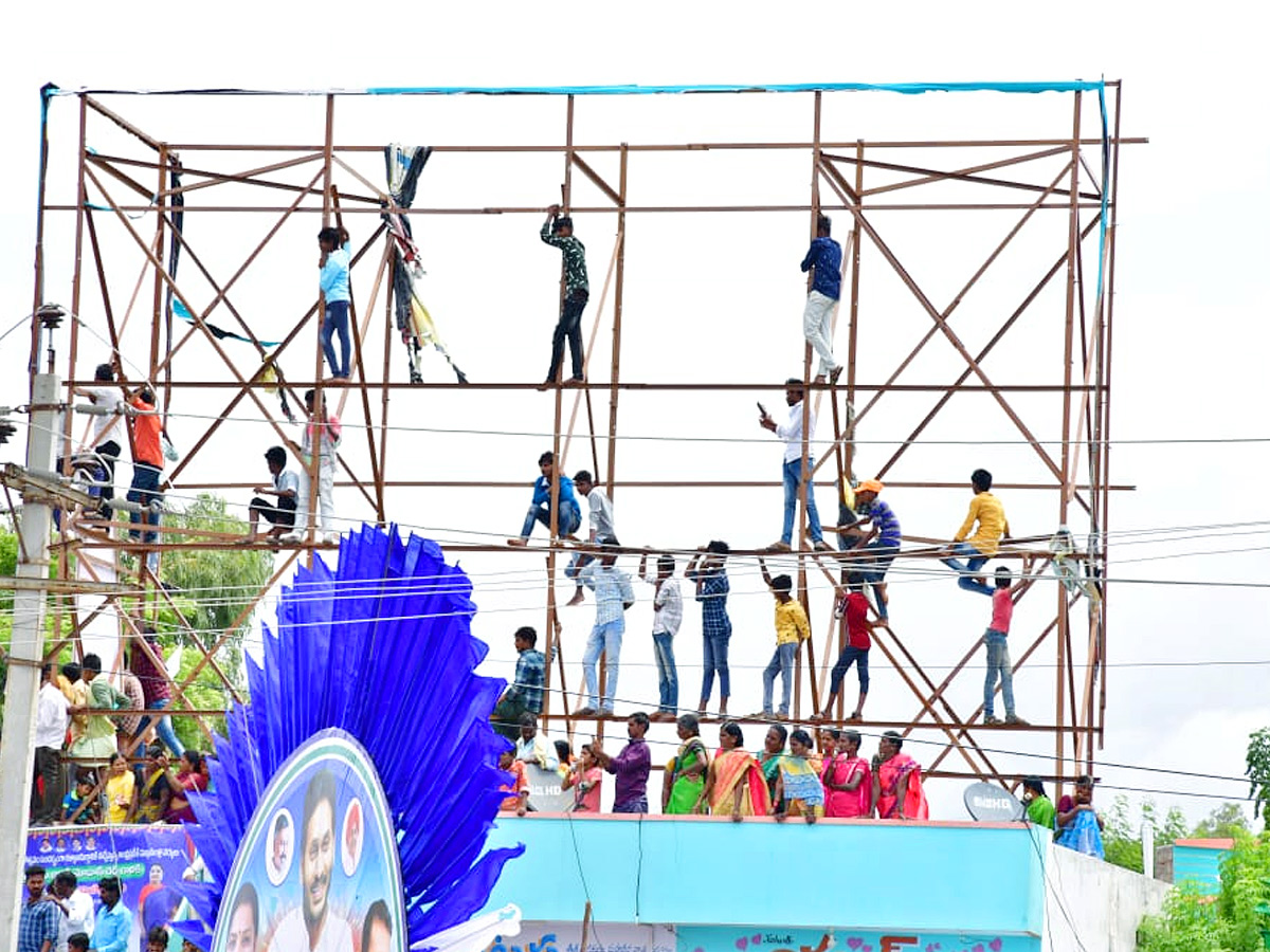 CM_20Jagan_20Convoy_20Receives_20Grand_20Welcome_20at_20Kalyandurg_20Photos_12.jpg 13
