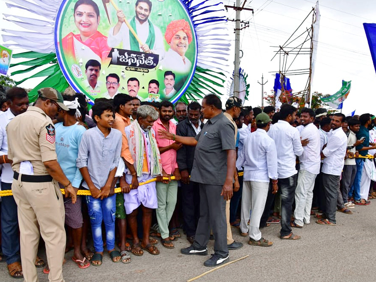 CM_20Jagan_20Convoy_20Receives_20Grand_20Welcome_20at_20Kalyandurg_20Photos_14.jpg 15