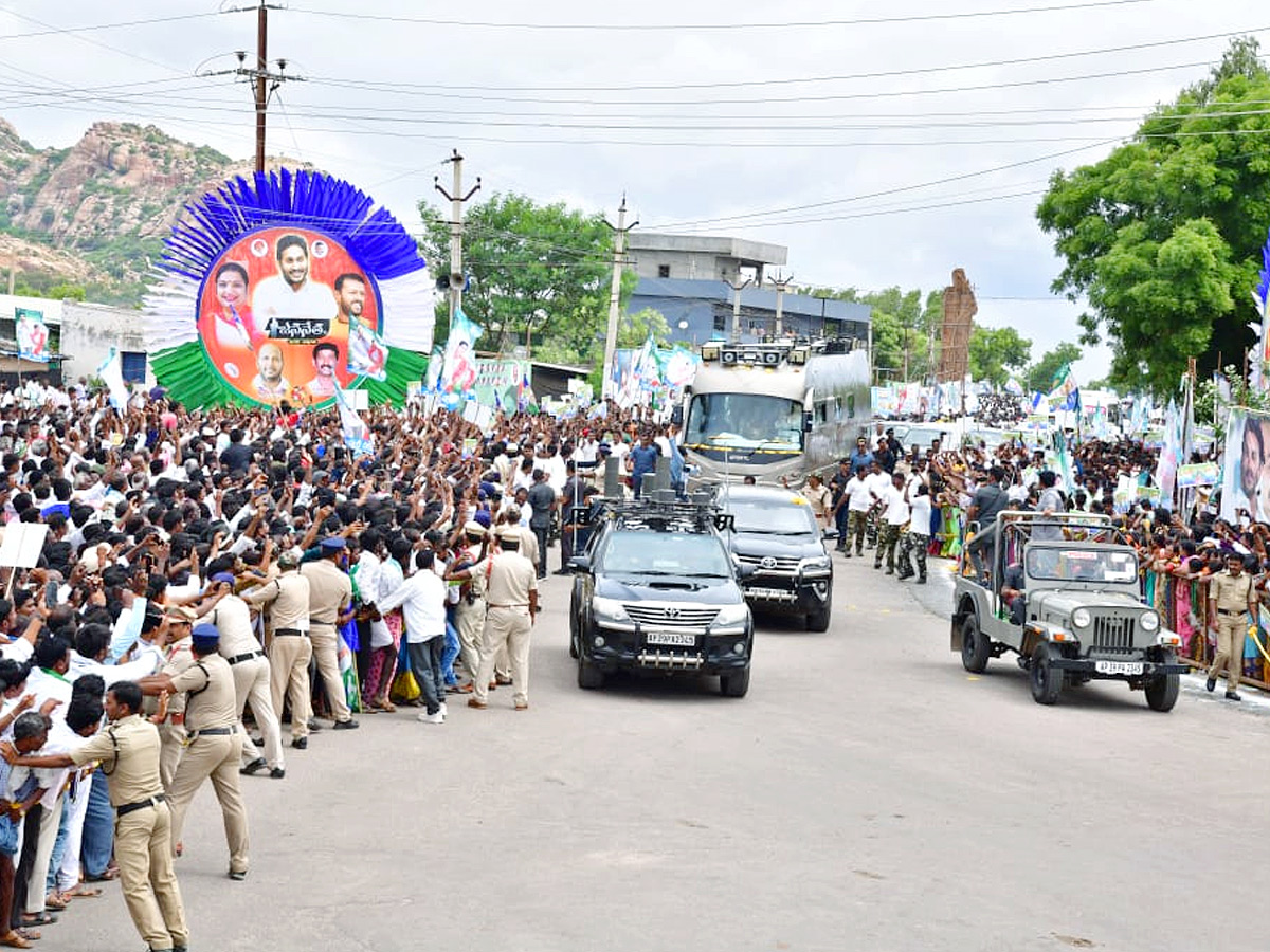 CM_20Jagan_20Convoy_20Receives_20Grand_20Welcome_20at_20Kalyandurg_20Photos_4.jpg 5