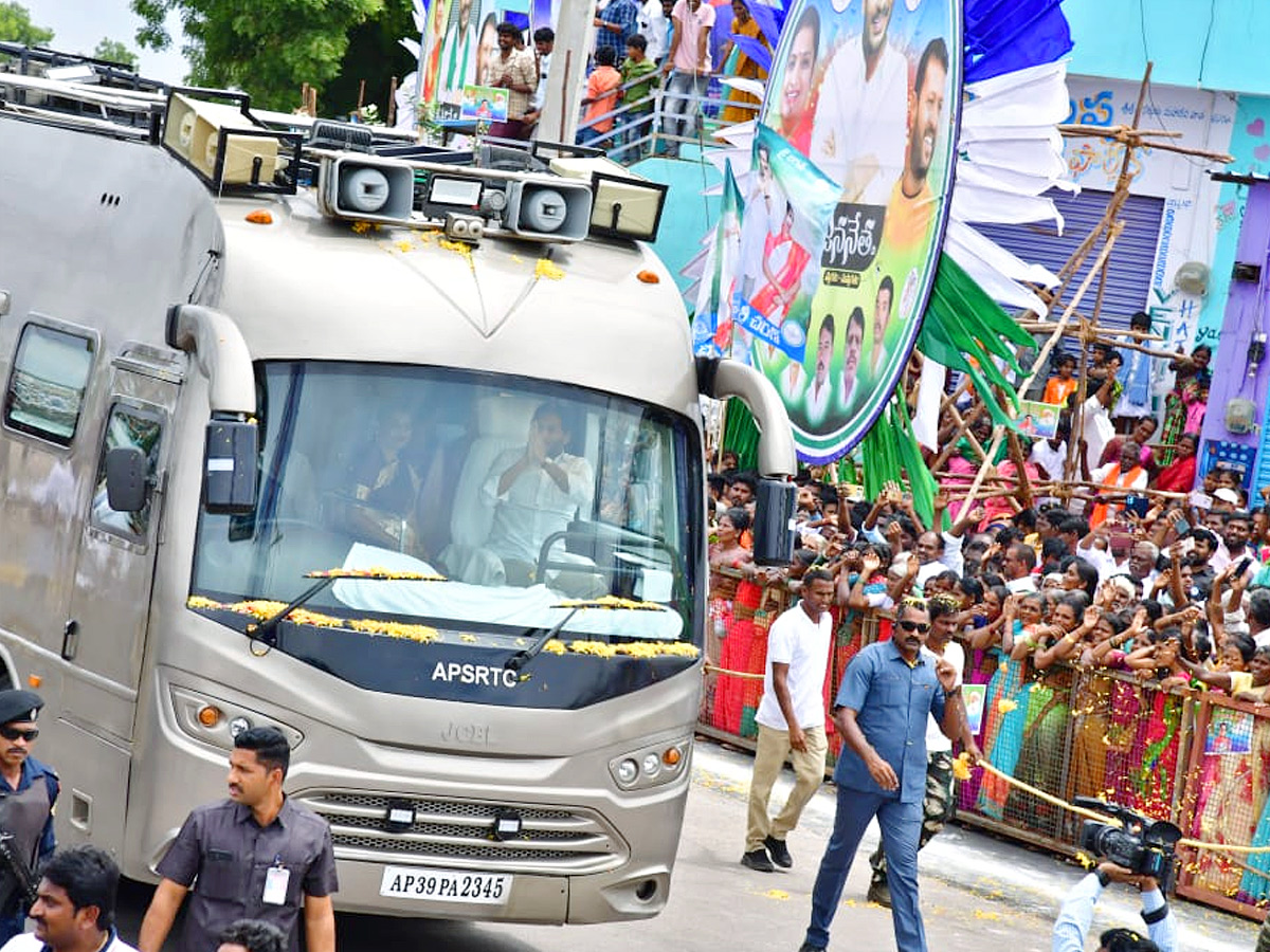 CM_20Jagan_20Convoy_20Receives_20Grand_20Welcome_20at_20Kalyandurg_20Photos_5.jpg 6