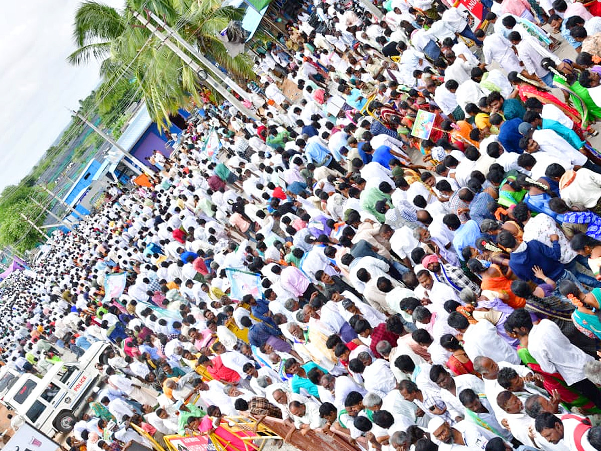 CM_20Jagan_20Convoy_20Receives_20Grand_20Welcome_20at_20Kalyandurg_20Photos_6.jpg 7