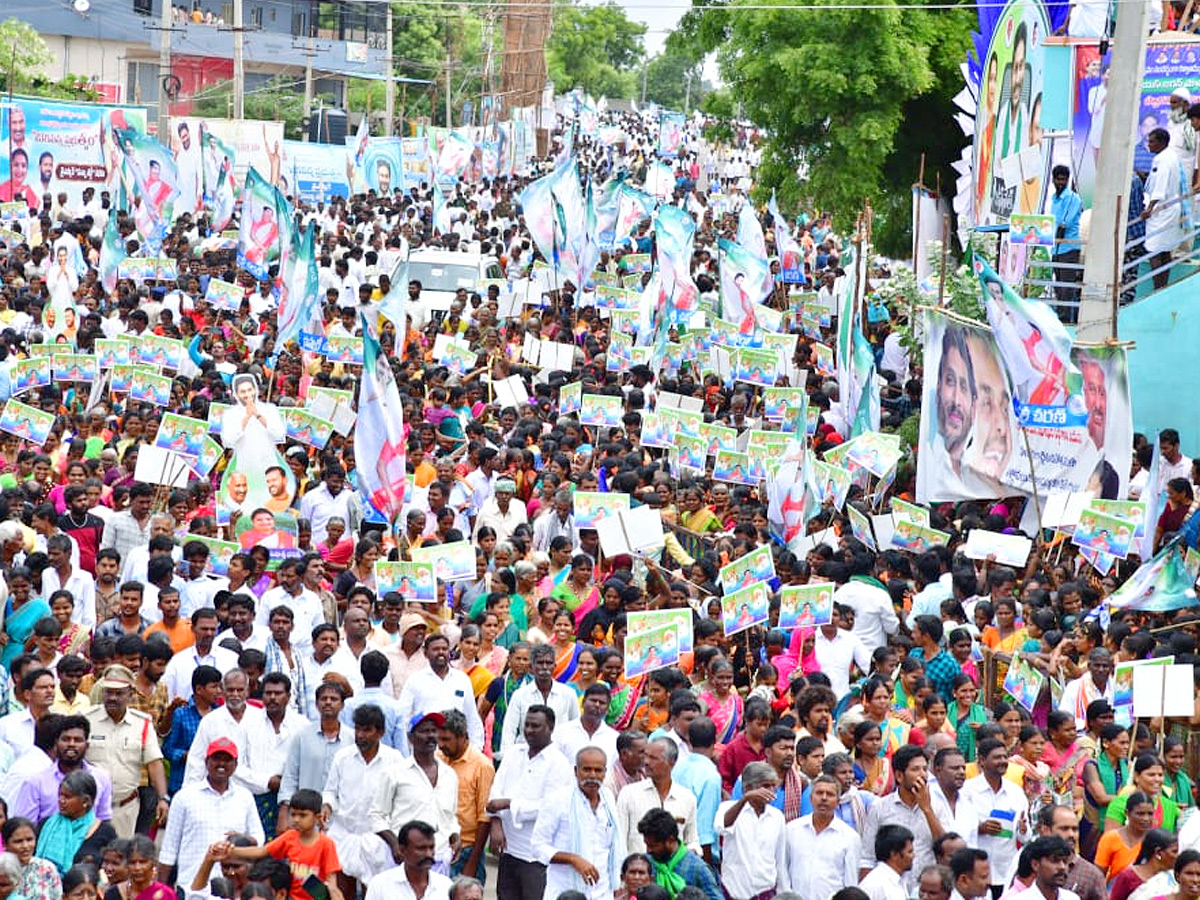 CM_20Jagan_20Convoy_20Receives_20Grand_20Welcome_20at_20Kalyandurg_20Photos_7.jpg 8