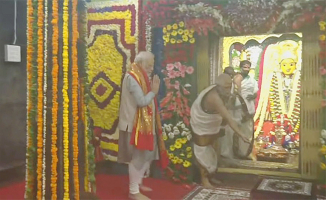 Narendra-Modi-visits-Bhadrakali-Temple-in-Warangal.jpg