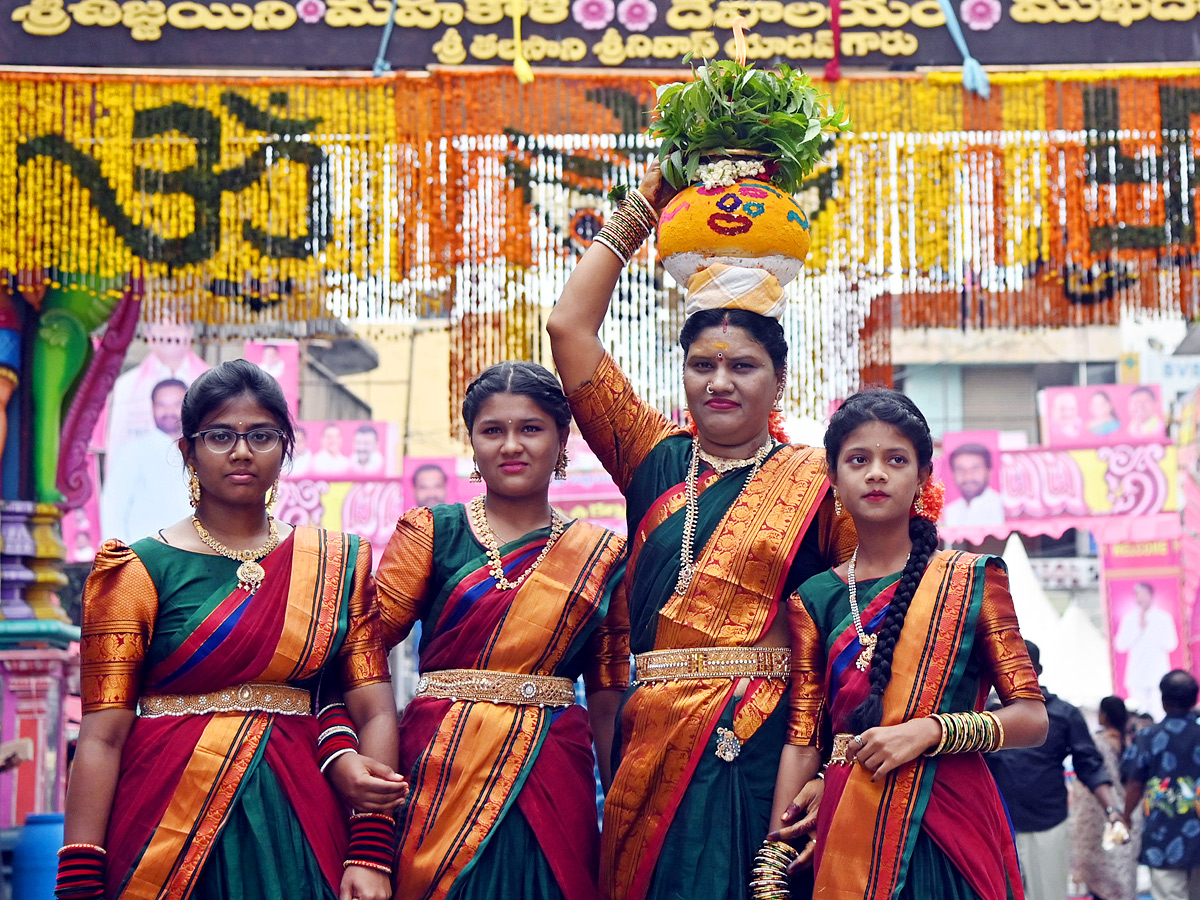 Secunderabad_20Ujjaini_20Mahankali_20Bonalu_202023_20Photos_22.jpg 23