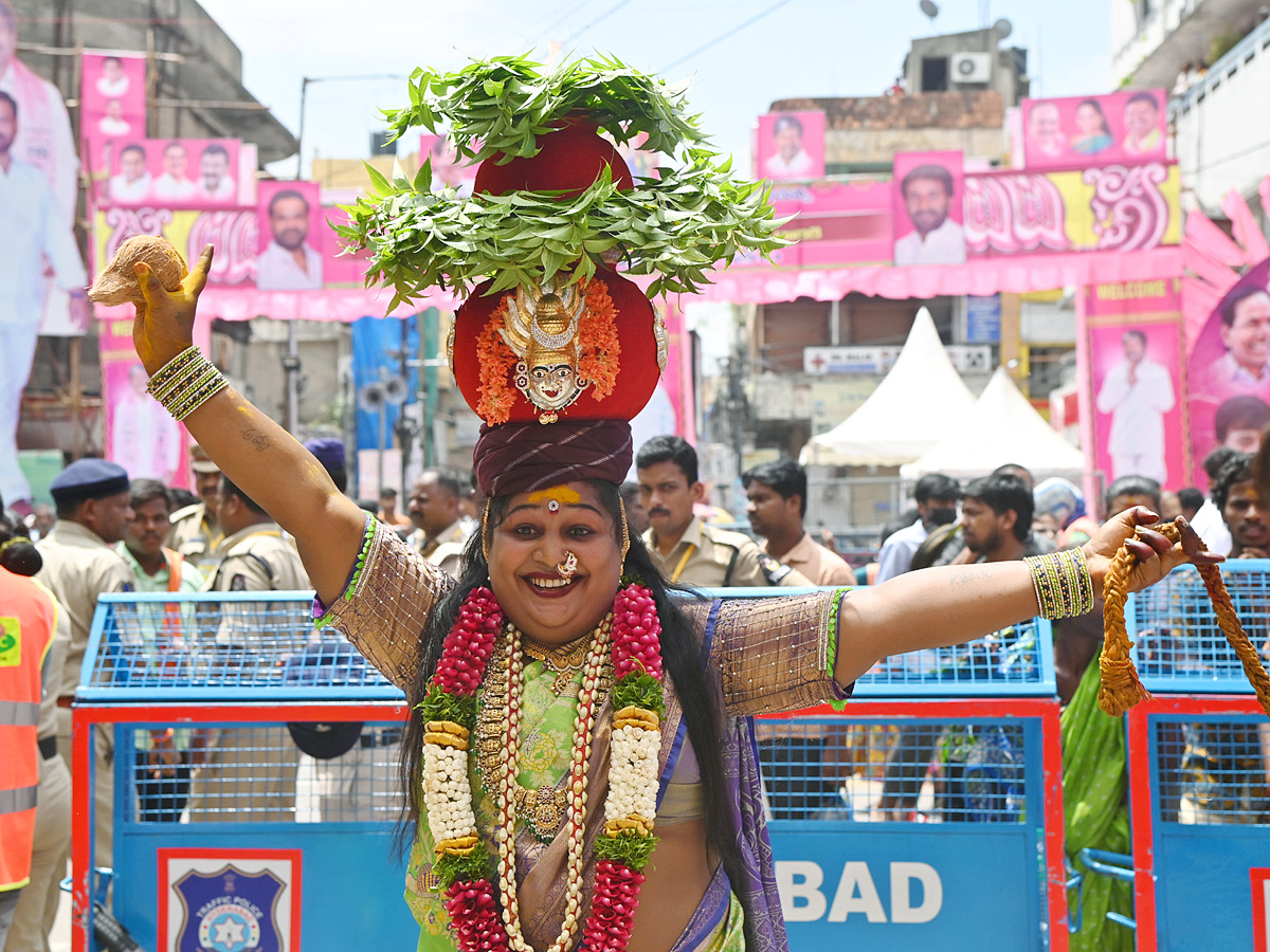 Secunderabad_20Ujjaini_20Mahankali_20Bonalu_202023_20Photos_23.jpg 24