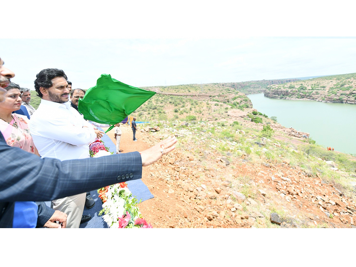 cm-ys-jagan-to-lay-foundation-stone-for-the-oberoi-hotel-at-gandikota-in-kadapa-21.jpg 16