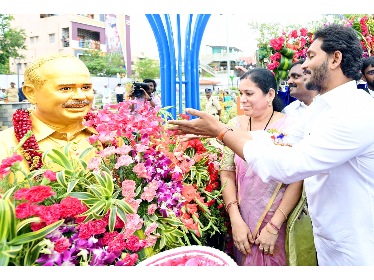 CM_20YS_20Jagan_20Inaugurates_20Al_20Dixon_20Unit_20At_20Kopparthi_20Photos_2.jpg 3
