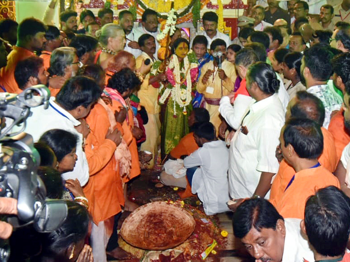 Ujjaini_20Mahankali_20Bonalu_20at_20Secunderabad_20PHotos_14.jpg 15