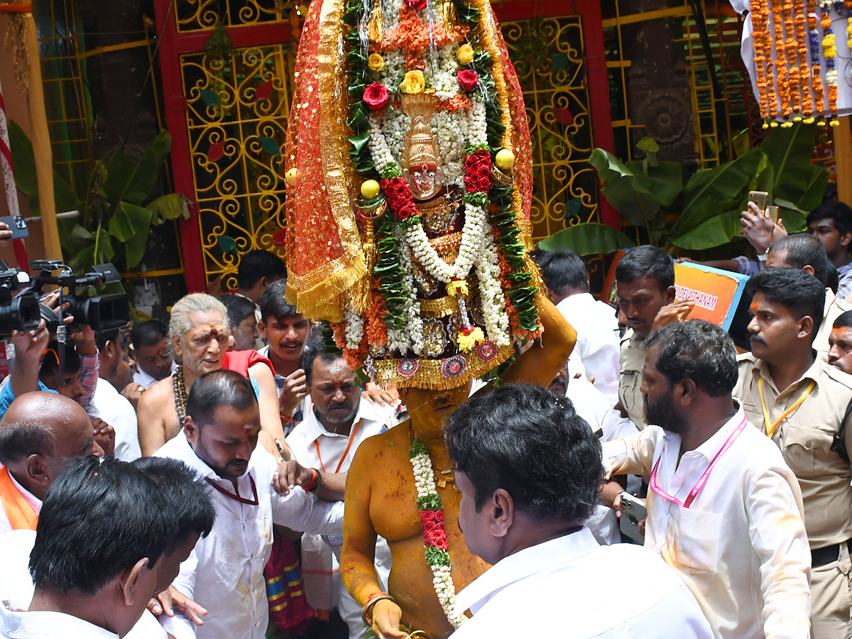 Ujjaini_20Mahankali_20Bonalu_20at_20Secunderabad_20PHotos_9.jpg 10