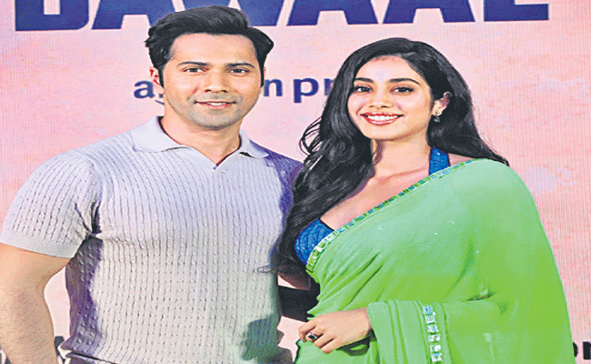 janvikapoor-and-varun.gif