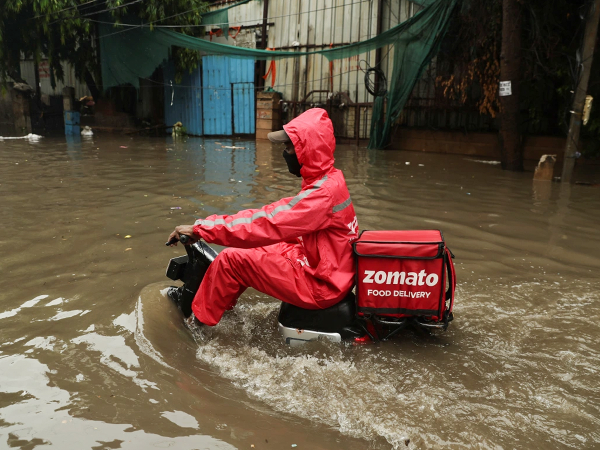 food-delivery-boy-heavy-rain.jpg 8