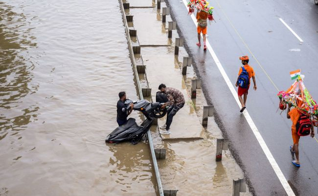 new-delhi-heavy-rains.jpg 21