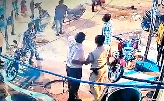 CBI-Raid-In-Delhi-Cop-Taking-Bribe-Being.jpg