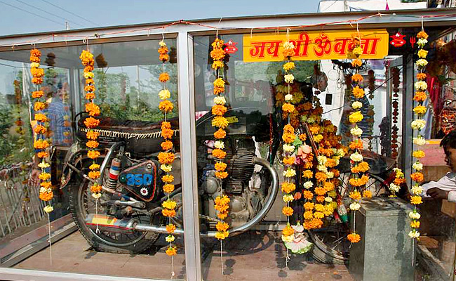 Interesting_20and_20famous_20bullet_20baba_20temple_20in_20india_20photos_20viral_1.jpg 2