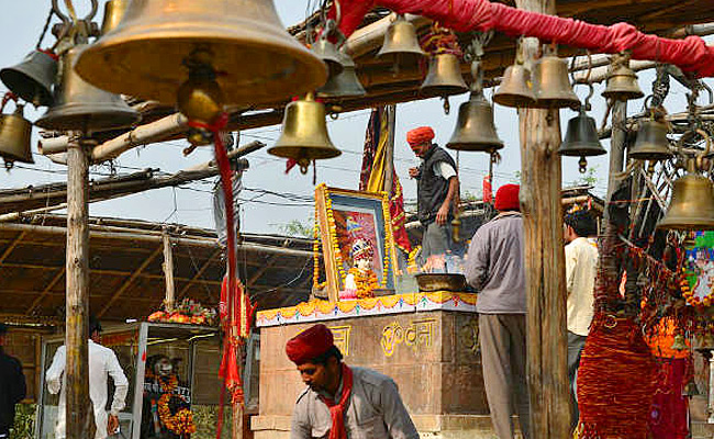 Interesting_20and_20famous_20bullet_20baba_20temple_20in_20india_20photos_20viral_2.jpg 3