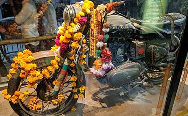 Interesting_20and_20famous_20bullet_20baba_20temple_20in_20india_20photos_20viral_3.jpg 4