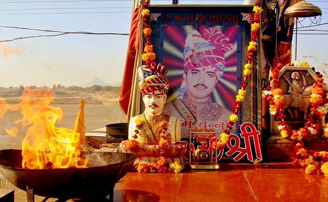 Interesting_20and_20famous_20bullet_20baba_20temple_20in_20india_20photos_20viral_4.jpg 5