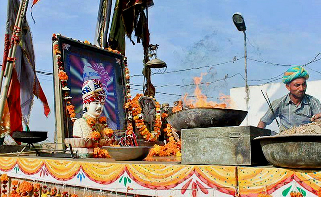 Interesting_20and_20famous_20bullet_20baba_20temple_20in_20india_20photos_20viral_8.jpg 9