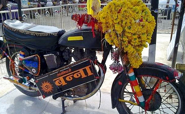 Interesting_20and_20famous_20bullet_20baba_20temple_20in_20india_20photos_20viral_9.jpg 10