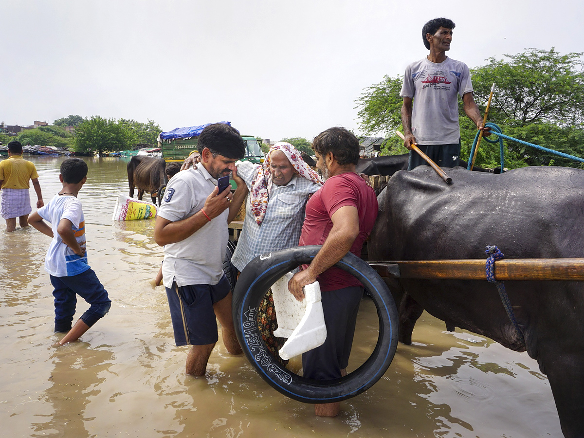 Yamuna_20Breaches_20Danger_20Level_20Waterlogging_20in_20Parts_20of_20Delhi_20Photos-10.jpg 10