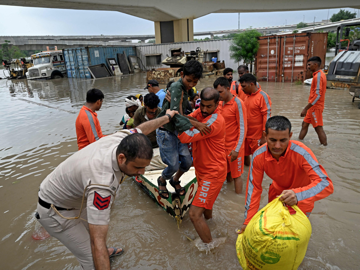 Yamuna_20Breaches_20Danger_20Level_20Waterlogging_20in_20Parts_20of_20Delhi_20Photos-13.jpg 13