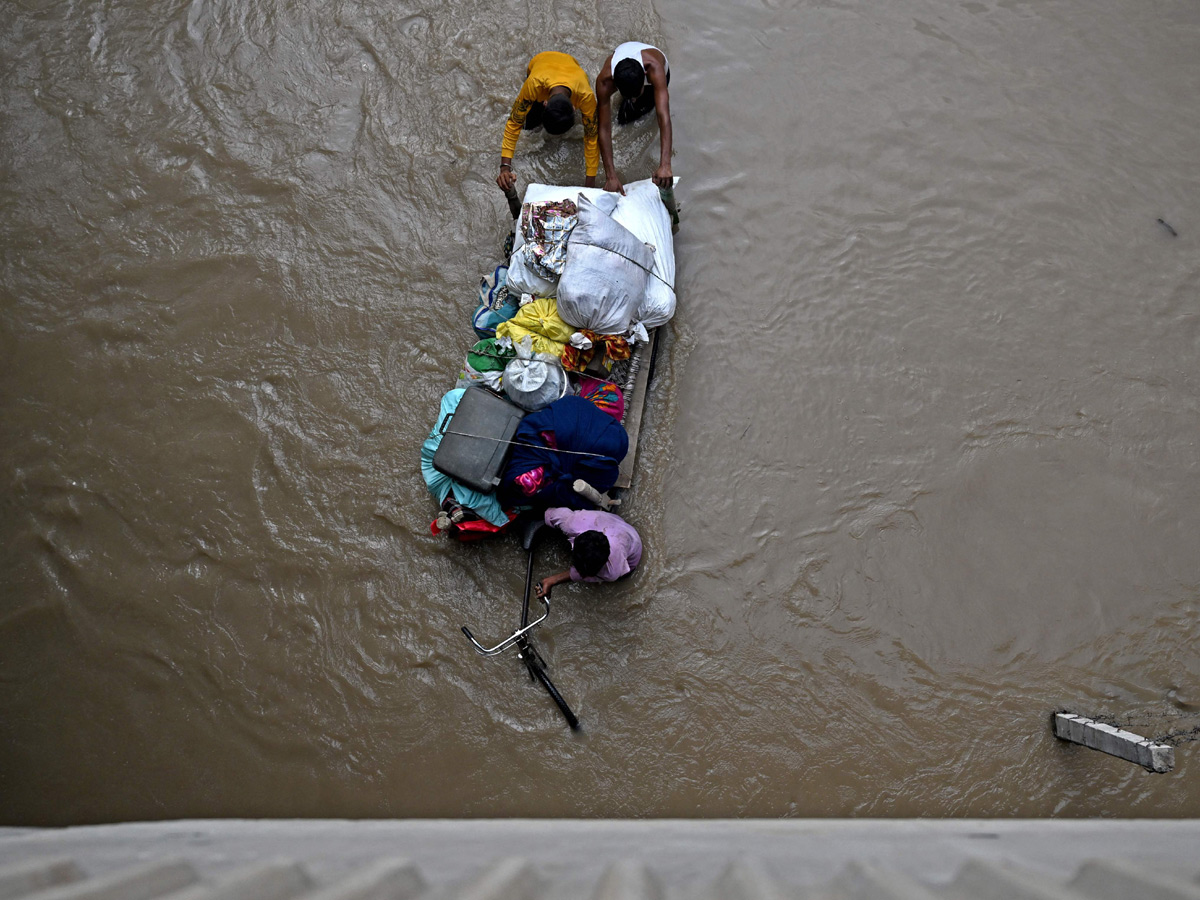 Yamuna_20Breaches_20Danger_20Level_20Waterlogging_20in_20Parts_20of_20Delhi_20Photos-14.jpg 14
