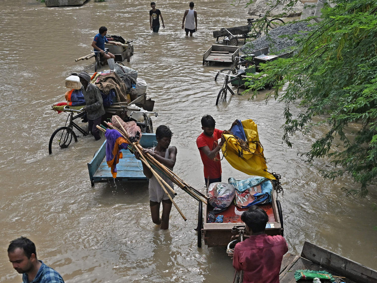 Yamuna_20Breaches_20Danger_20Level_20Waterlogging_20in_20Parts_20of_20Delhi_20Photos-22.jpg 22