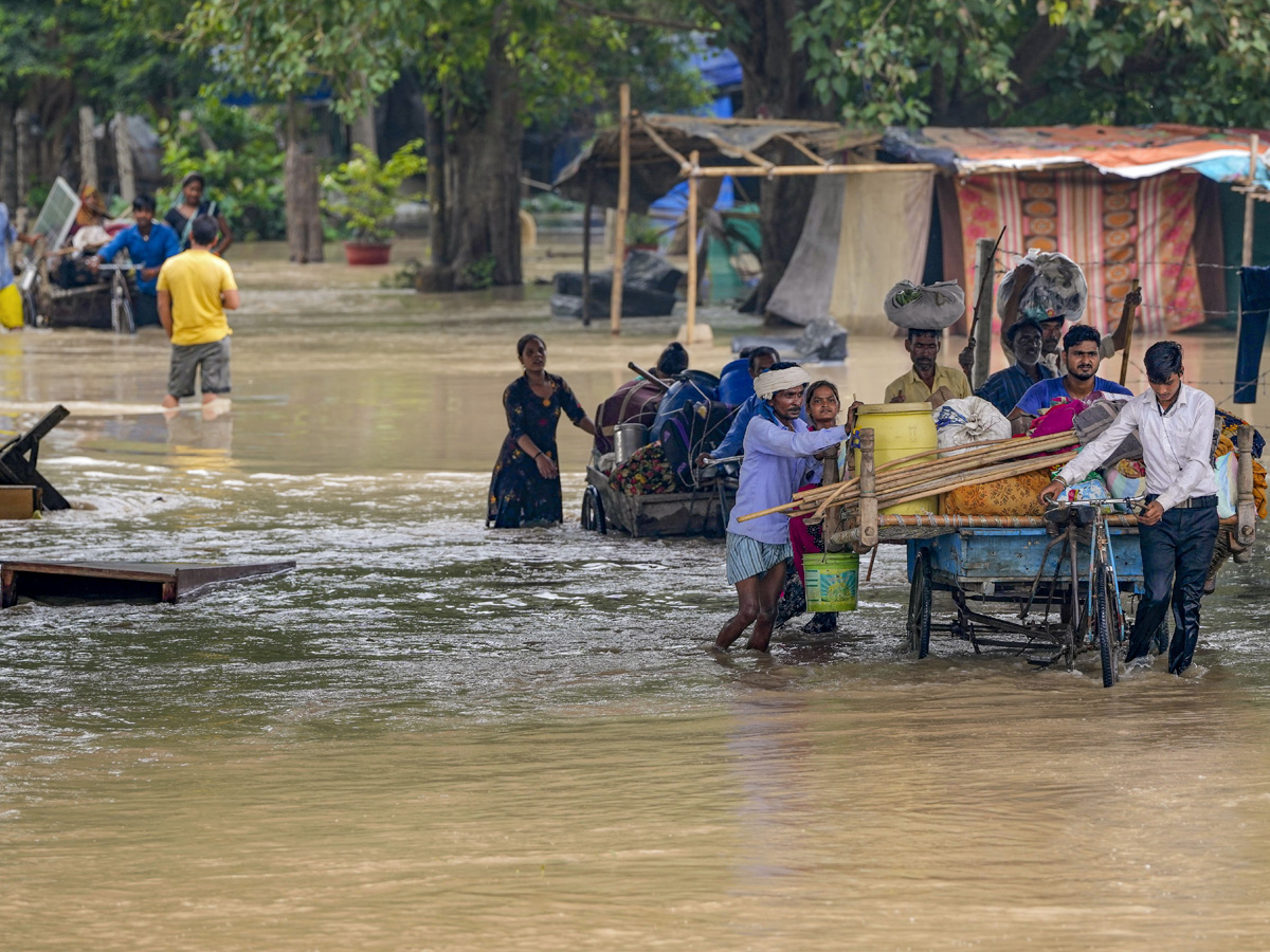 Yamuna_20Breaches_20Danger_20Level_20Waterlogging_20in_20Parts_20of_20Delhi_20Photos-24.jpg 24
